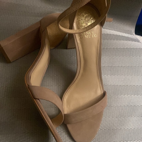 Vince Camuto - Picture 4 of 6